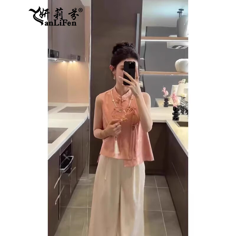 粉色无袖上衣