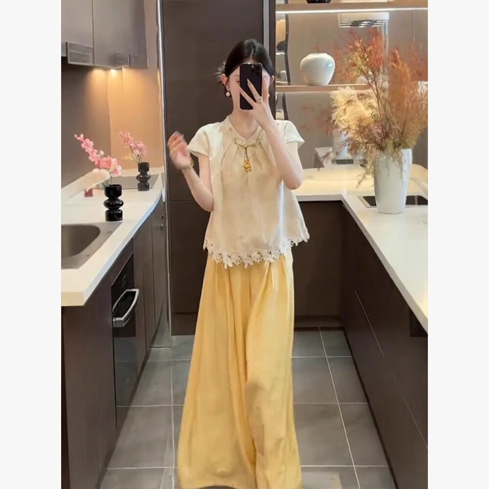 杏色短袖衬衫+黄色阔腿裤