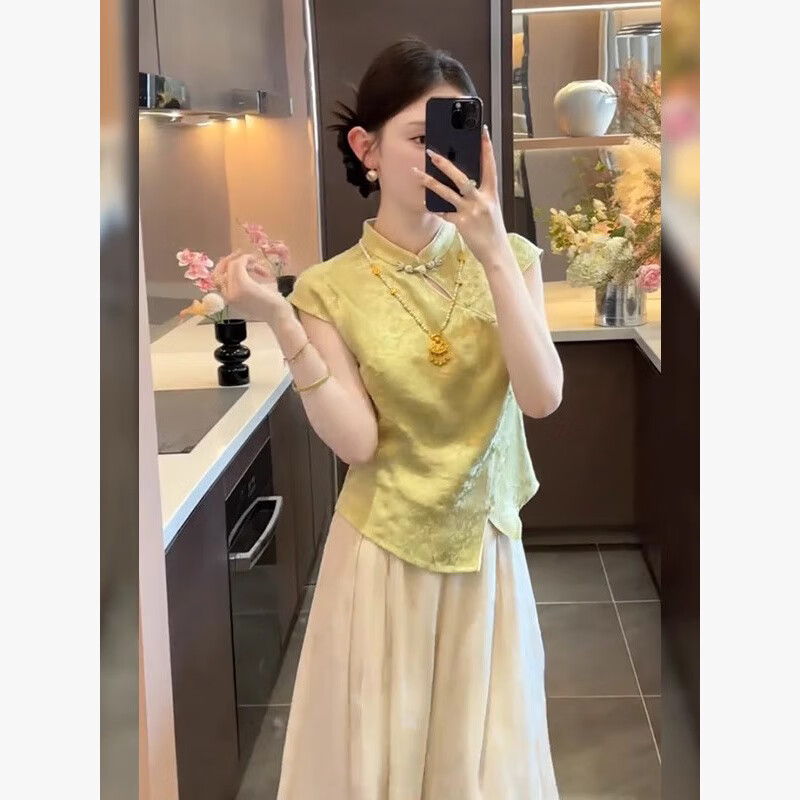 绿色上衣+杏色阔腿裤