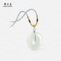 CHOW TAI SENG 周大生 和田白玉平安扣吊坠女福瑞情侣款送女友送妈妈生日礼物