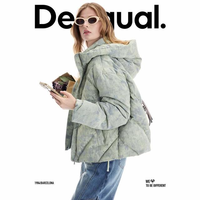 Desigual 25秋冬新品90白鸭绒仿牛仔斑驳印花连帽女士羽绒服