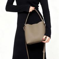 YEARCON 意尔康 2025爆款秋冬水桶包百搭通勤手提包高级感