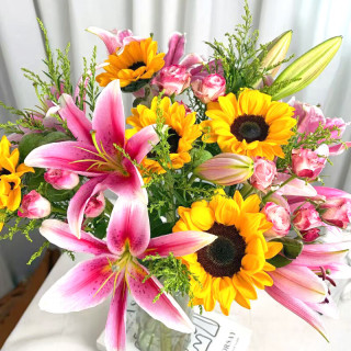 京东鲜花 鲜切花 1束 百合8朵向日葵5枝多头玫瑰2支送配草