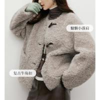 保暖服饰：HOPESHOW 红袖 女士复古文艺风牛角扣落肩颗粒绒外套