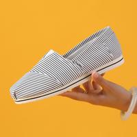 TOMS 汤姆斯 经典条纹一脚蹬女鞋平跟舒适时尚休闲鞋女轻便透气平底鞋舒适女鞋