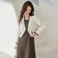 on&on 秋季气质优雅撞色两件套V领外套连衣裙女