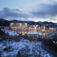 移动端：古北水镇 大酒店1晚+御大汤泉票2张+古北水镇景区不限次摆渡车1份+古北水镇景区门票2张+通关文牒1册