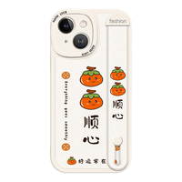 Smorss 苹果15plus手机壳 iphone15plus保护套 全包镜头彩绘款腕带小羊皮男女款硅胶防摔支架软壳 柿柿顺心 古董白