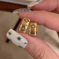 花饰庄园中古金色拉丝镂空四叶花耳扣女精致百搭耳环轻奢耳饰女 镂空四叶草耳钉