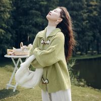 零柒零捌牛角扣毛衣开衫外套女2025秋冬款小个子绿色显瘦针织上衣