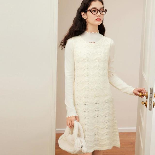 乐町 韩系宽松背心裙女冬季镂空波浪钩针设计感针织连衣裙