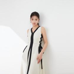SNIDEL 春夏款无袖V领侧绑带百褶拼接撞色连衣裙SWFO242068