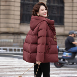 雪中飞 2025冬新中式短款羽绒服女士花纹盘扣保暖洋红F