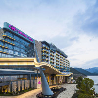 杭州千岛湖皇冠假日酒店2晚+3张农夫山泉参观门票+双人中餐厅小暖锅+两大一小私汤温泉一套+岭后越野车营地50元代金券一张