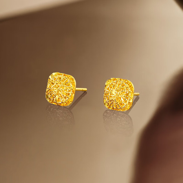 今日必买：周六福 5G工艺黄金耳钉 计价 A0913173 一对 约2.17g