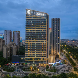 佛山千灯湖君亭酒店1晚+欢迎水果+房间内迷你吧饮品+金玉双飨双人商务餐或陆海金飨双人商务餐