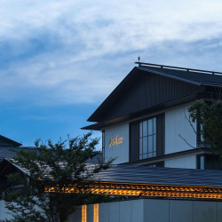 舟山璞真君澜度假酒店1晚+首日欢迎水果、迷你吧+云栖小聚双人餐+码头/机场班车接送服务+“普陀仟观音”艺术展厅+静...