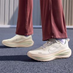 NIKE VOMERO PLUS 女款跑步鞋 IO9916-100
