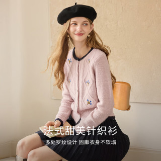 香影 X.YING粉色绞花毛衣开衫女2025冬季新款圆领含羊毛花朵短款针织外套 灰粉