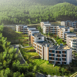 安吉云上草原度假村·云山境度假酒店1晚+云上草原度假村洞穴温汤成人票2份+酒店权益包