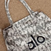 百亿补贴：Alo yoga 休闲运动包印花帆布包手提包灰色无礼盒普通包装款