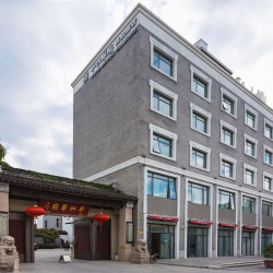 平江华府酒店1晚+迷你吧饮品+晚安点心+儿童汉服1份（不含妆造）