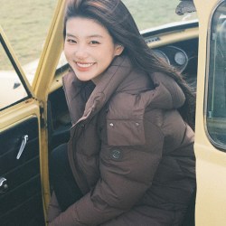 波司登 冬季女长款过膝可脱卸帽 羽绒服