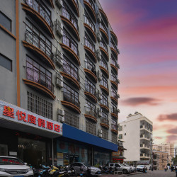 三亚星悦度假酒店（千古情店）1晚+三亚海旅免税城1580优惠券包1份