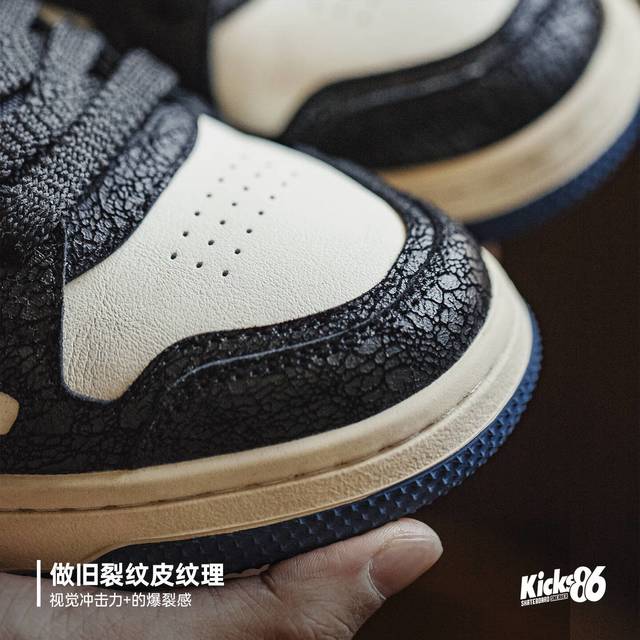 马登 复古低帮 男士休闲鞋  白黑蓝色