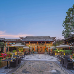 丽江多弗度假酒店2晚+欢迎水果+民族风小挂饰+非遗甲马拓印体验1次+双人腊排骨火锅或非遗扎染体验二选一+视房态房型...