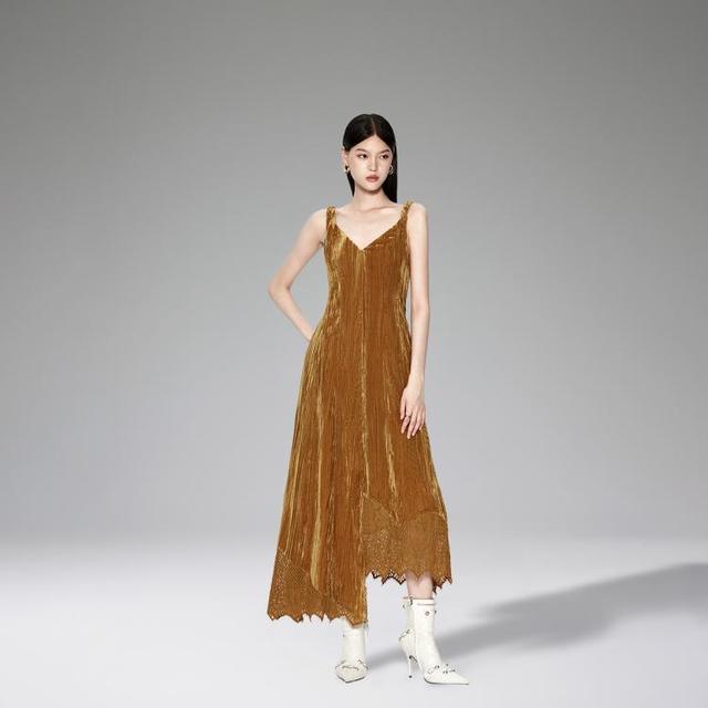欧时力 秋装 拼接蕾丝边显瘦亮丝丝绒吊带连衣裙