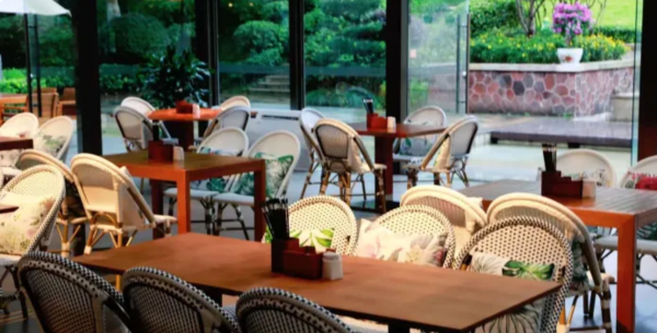 峨眉山乌兰度假酒店 豪华亲子大床房 1晚(含2大2小自助早餐+全天亲子活动+景观汤池等)