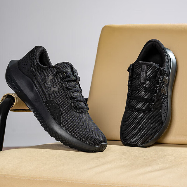 安德玛 Charged Surge4 男款跑步鞋 黑色 42