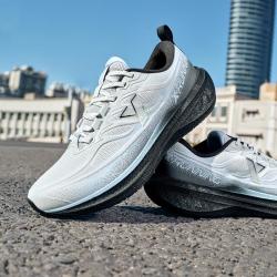 特步 防泼水 男士跑鞋