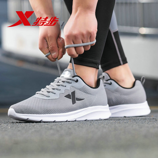 特步 男款跑步鞋