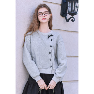 百图 减龄设计感心形纽扣卫衣女套头2026年春季新款圆领上衣