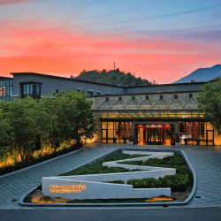古北水镇古北之光度假酒店1晚+汤泉体验券2张+古北水镇景区不限次摆渡车1份+古北水镇景区门票2张+古北之光双人餐1餐