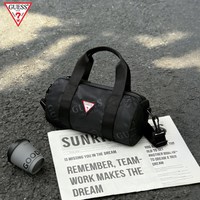 GUESS 斜跨包桶包多功能单肩包休闲款棒球包运动旅行袋