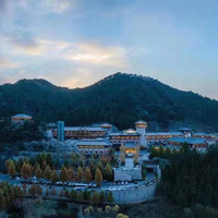 北京海湾半山酒店1晚+小鸟安家/陶艺/木工课3选1一次+首晚双人中式晚餐套餐A一套+童趣+礼遇+汤池+康乐+游泳+...