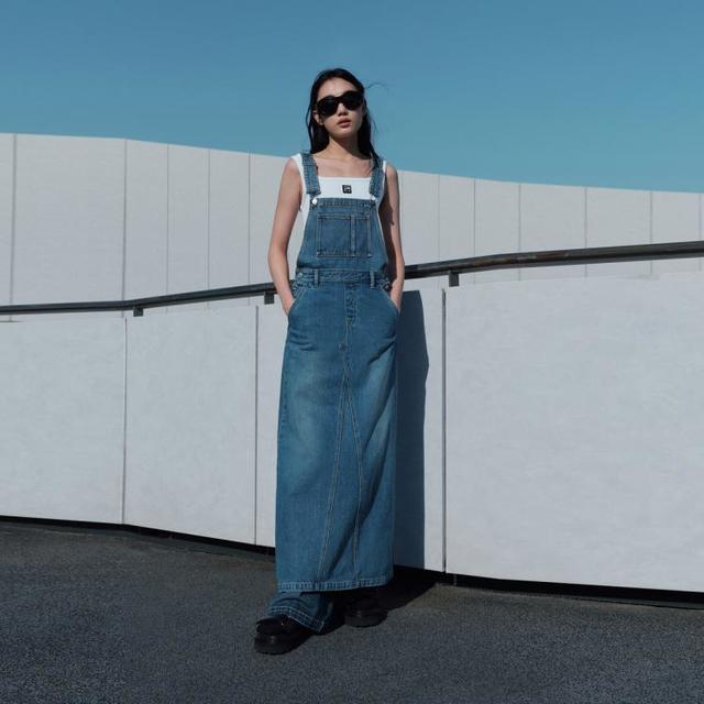 MO&Co. 长款后开叉蓝色牛仔背带裙女装