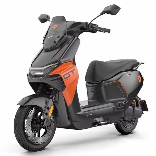 雅迪 冠能白鲨二代90-M 电动摩托车 72V23A