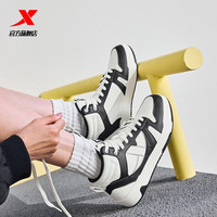 特步 maxx-lite板鞋中高帮加绒棉鞋女春夏新款革面保暖休闲时尚运动鞋 帆白/黑 35