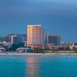 北海银滩皇冠假日酒店2晚+精美旅拍一份+北海高铁站接站/送站（2选1）+南珠宫产品满减礼遇+健身房/游泳池+儿童俱...