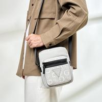 GUESS INSIGNIA男女同款挺阔有型时尚印花简约百搭可单肩斜跨