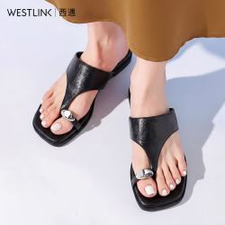 西遇 豹纹夹趾人字拖鞋女2026夏季新款平底凉拖鞋外穿不累脚沙滩拖