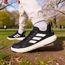 adidas 儿童户外轻盈涉水溯溪鞋耐磨防滑透气百搭休闲运动运动鞋