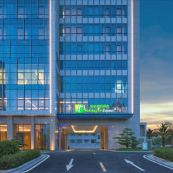 北海银滩智选假日酒店2晚+银滩海洋馆公园门票2张+精美旅拍一份