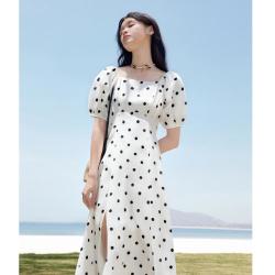 秋水伊人 莱赛尔肌理感波点圆领松紧袖连衣裙