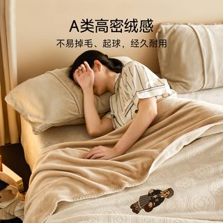 TEENIE WEENIE 小熊雕花牛奶绒毛毯