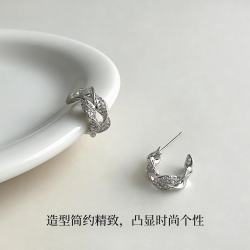 KRISTEN JUDI 麻花交织白金色耳环